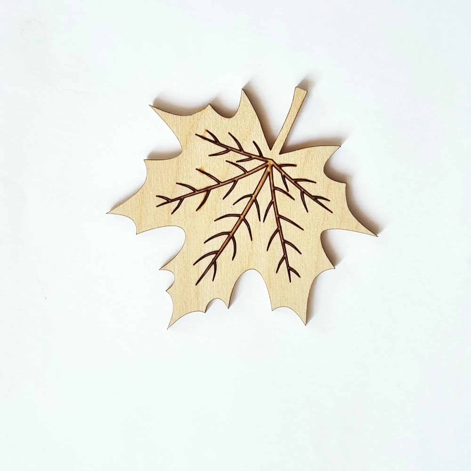 herbstblätter aus holz